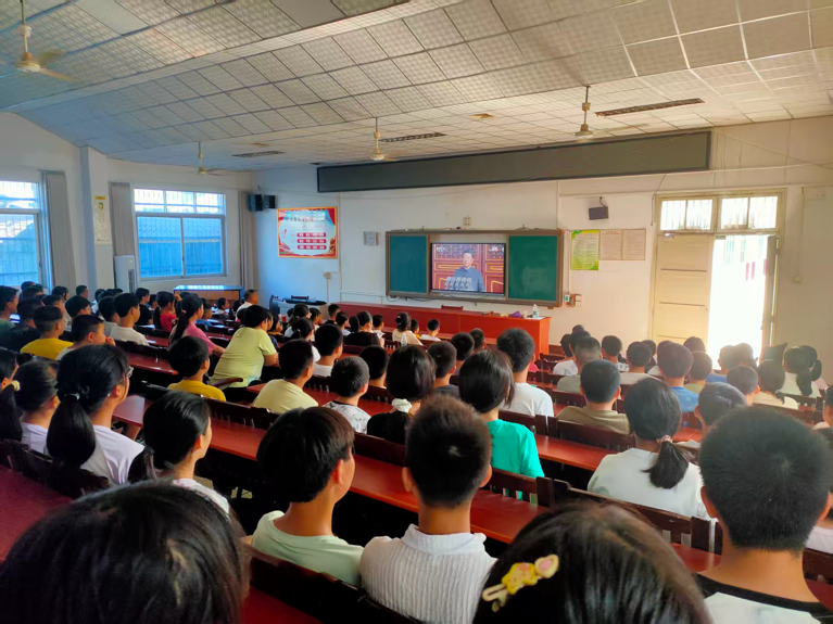 铭记历史，砥砺前行：竹市镇中学全体师生观看抗战胜利80周年纪念会