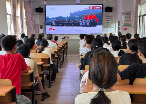 水头学校组织师生观看“9・3”纪念大会直播