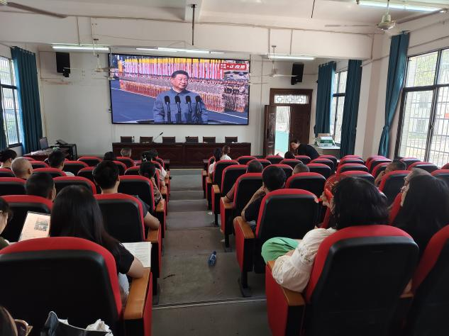 新宁五中组织全校师生观看纪念九三阅兵