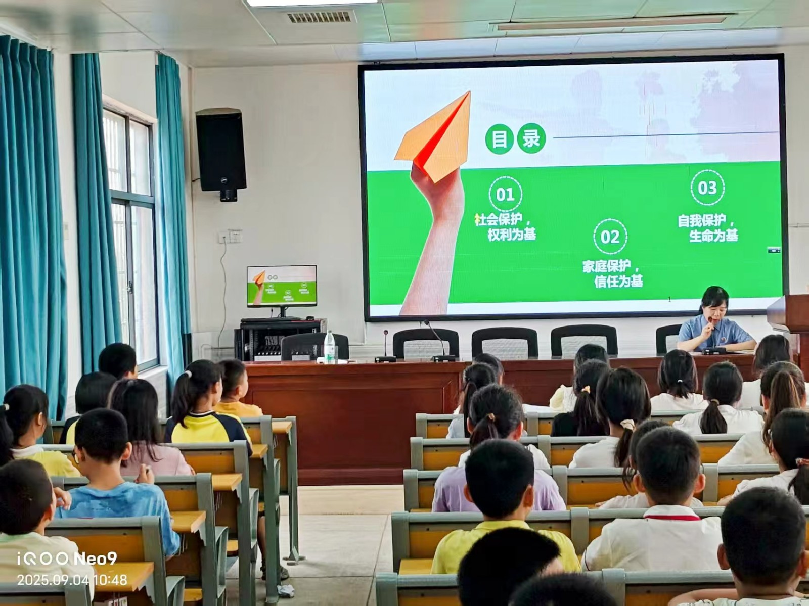 下花桥镇中心完全小学法治副校长进校园活动——以法促教呵护成长