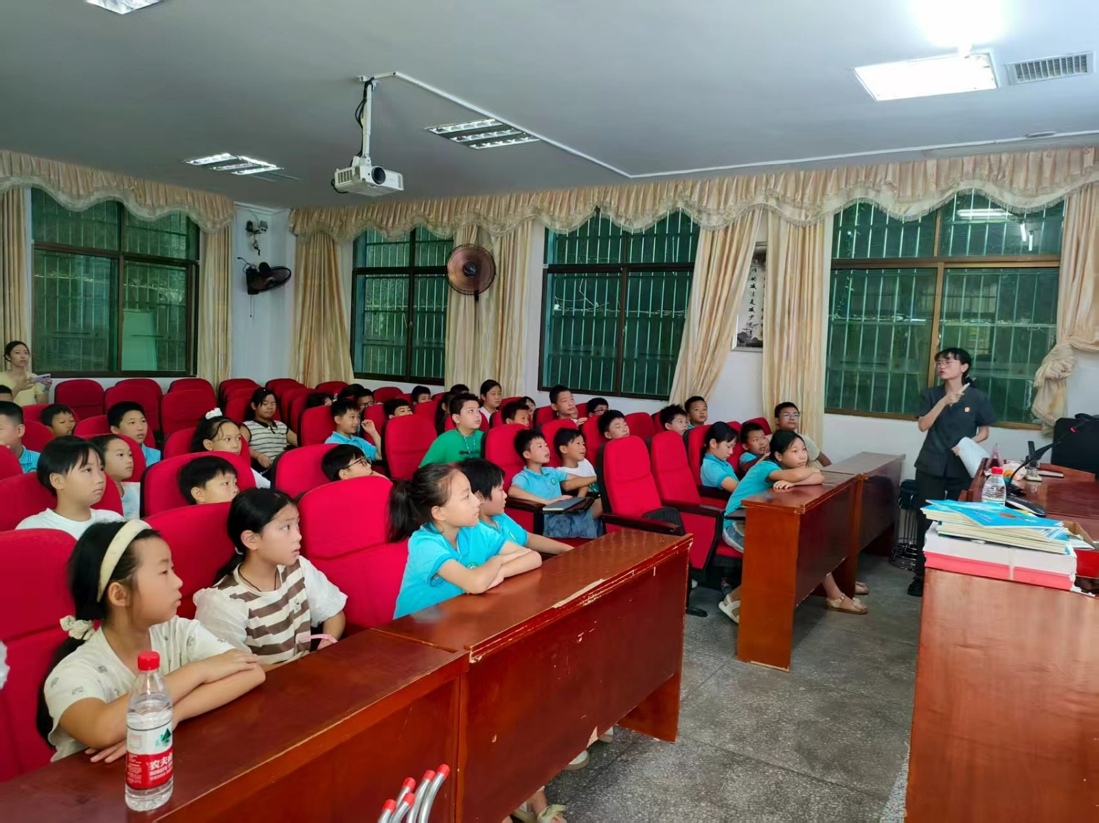 塘渡口镇二完小开展秋季“开学第一课——法治课堂进校园”