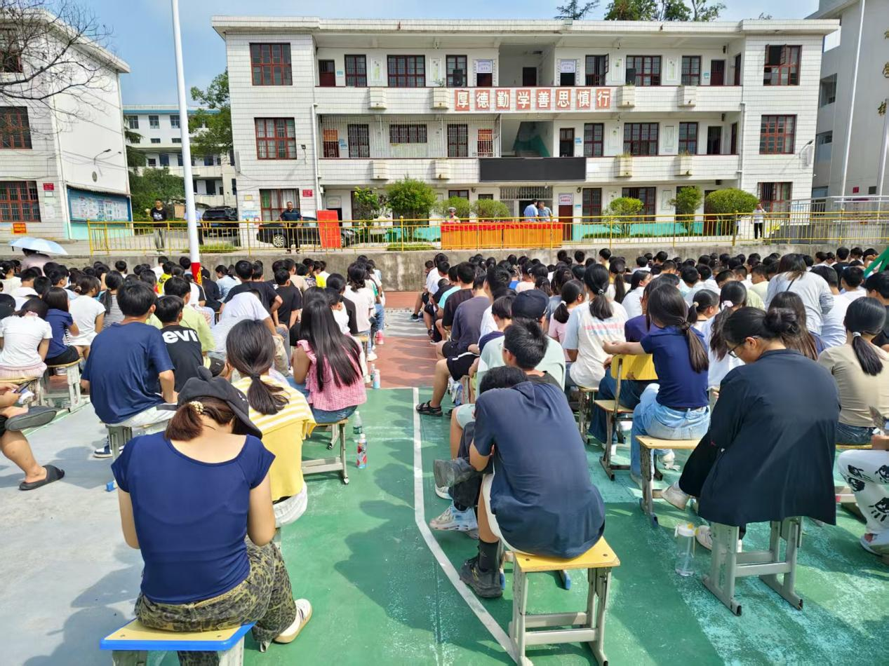 新宁县第五中学举行秋季学期开学典礼 暨交通安全专题讲座