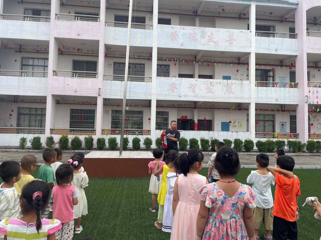 万塘乡白马田幼儿园开展消防安全演练