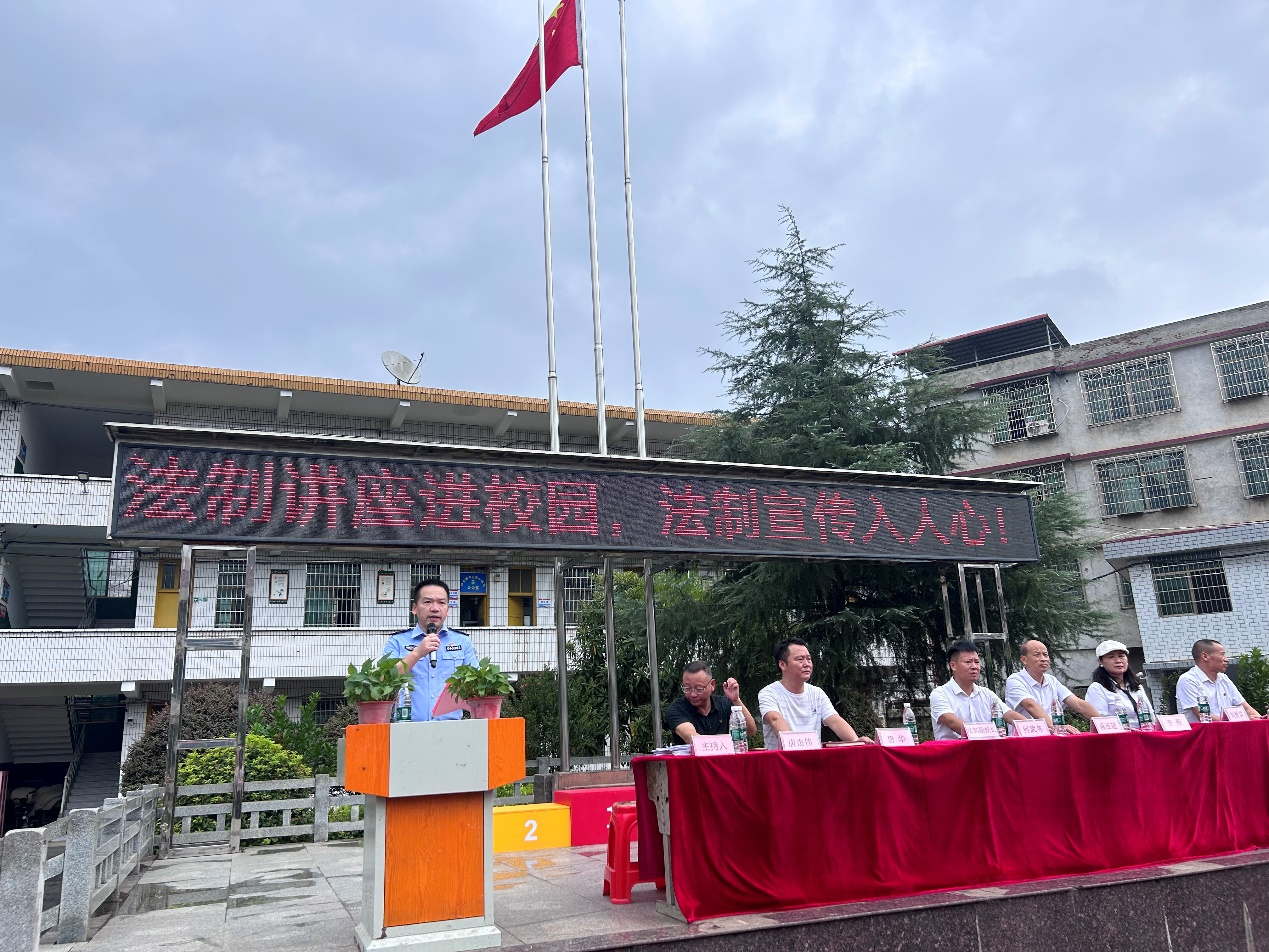 法制讲座进校园 法制宣传入人心