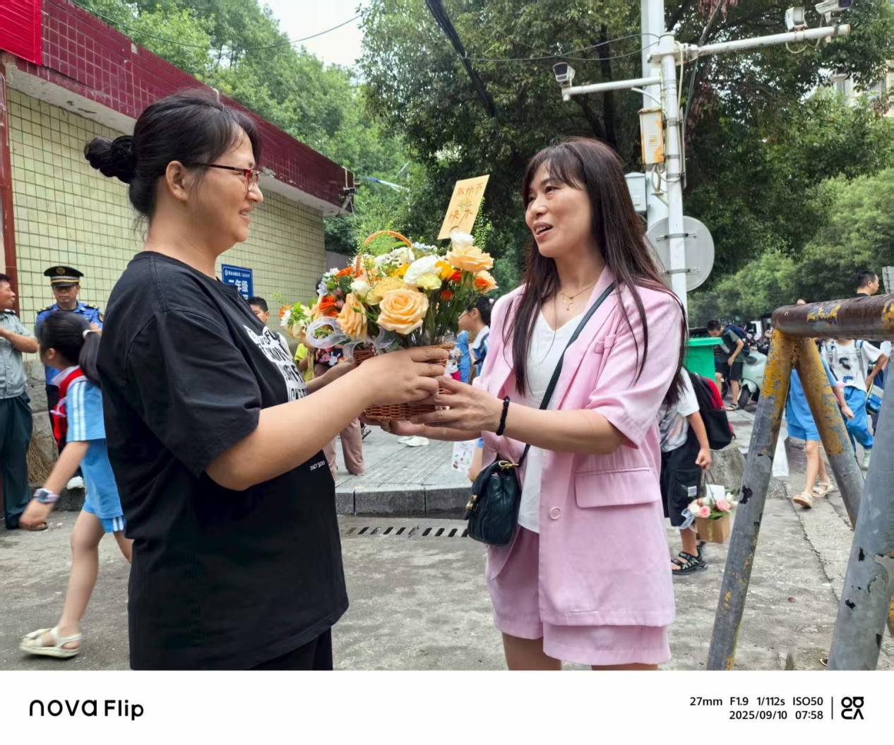 魅力二小 | 丹桂飘香时，温情满二小——第 41 个教师节见证师生深情