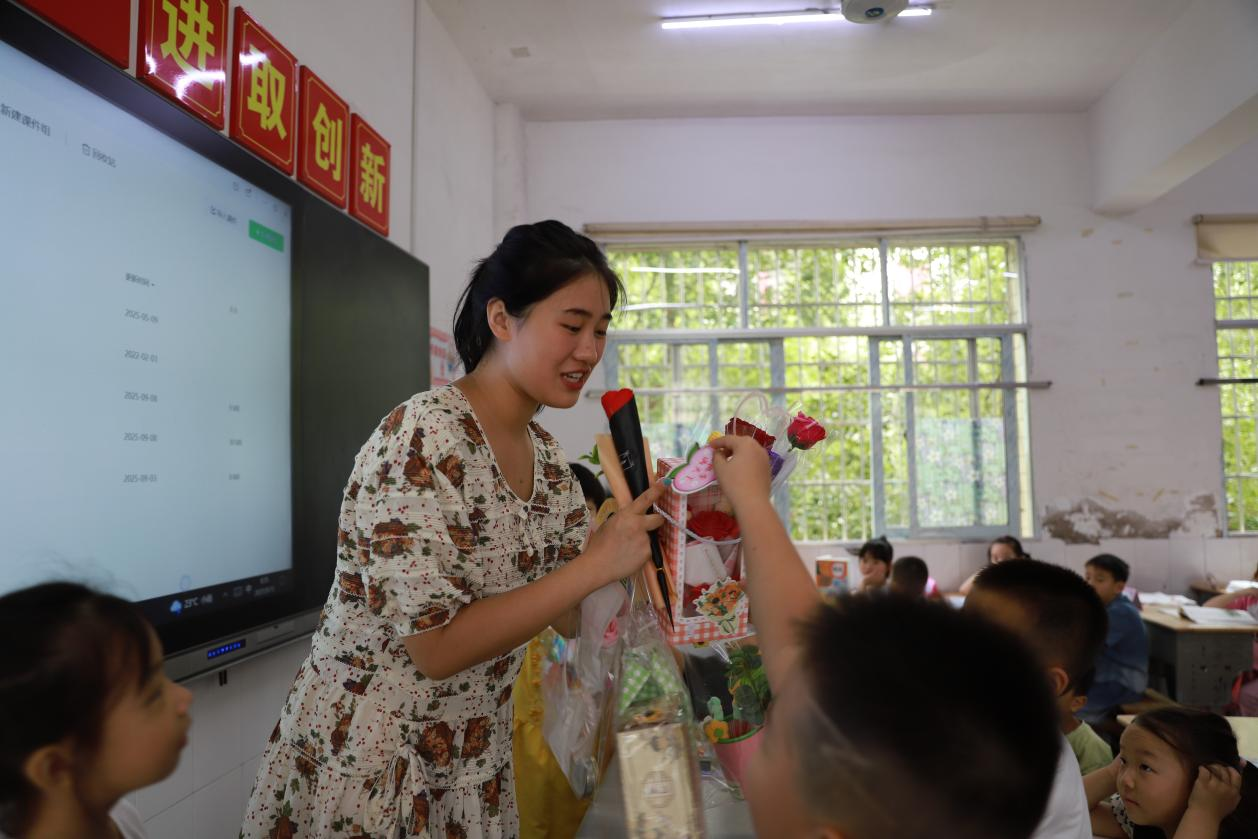 魅力二小 | 丹桂飘香时，温情满二小——第 41 个教师节见证师生深情