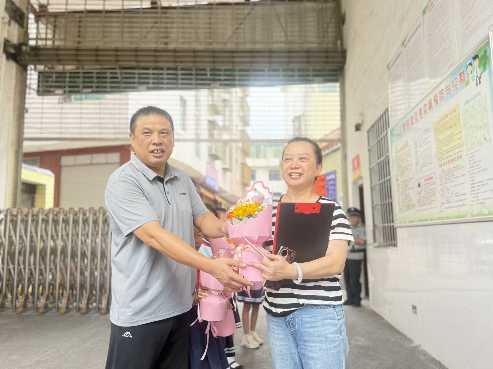 晨光映鲜花 温情暖师心