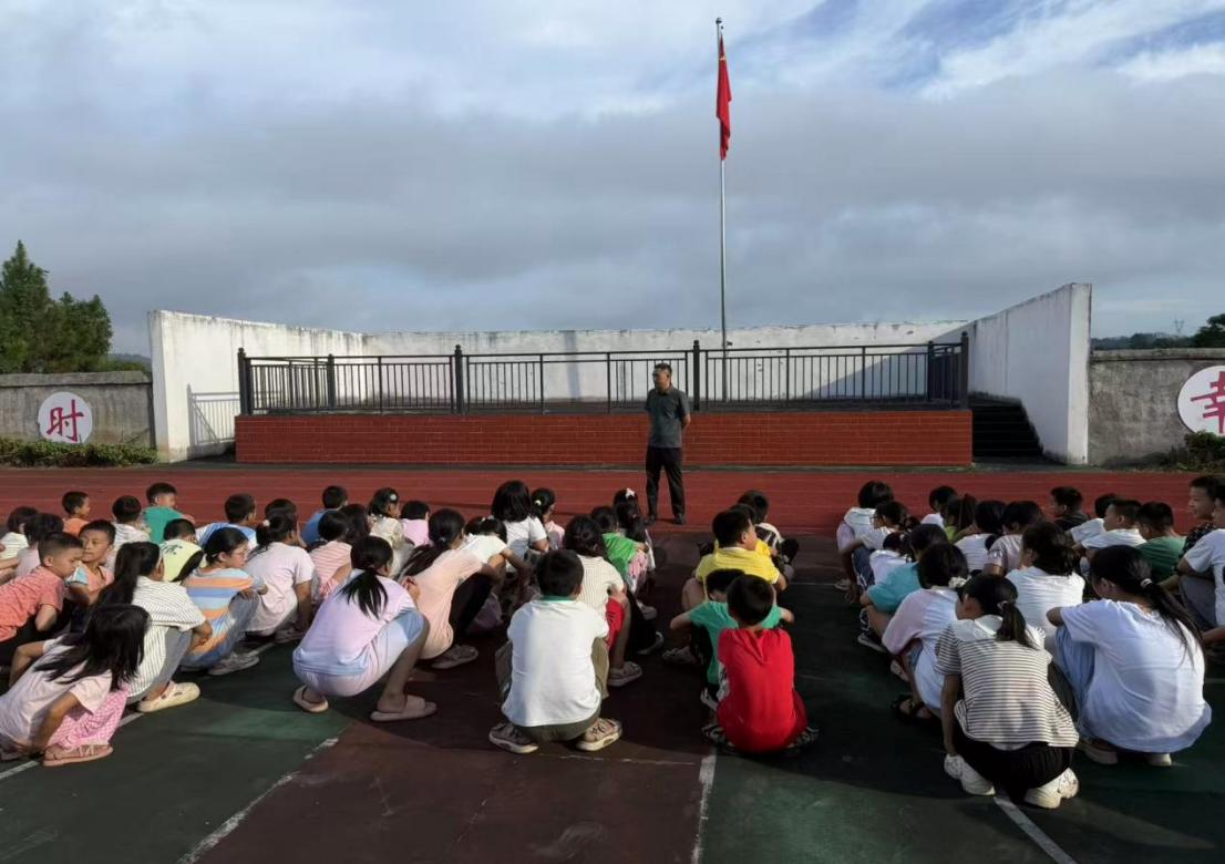 白马田中心小学开展消防安全演练