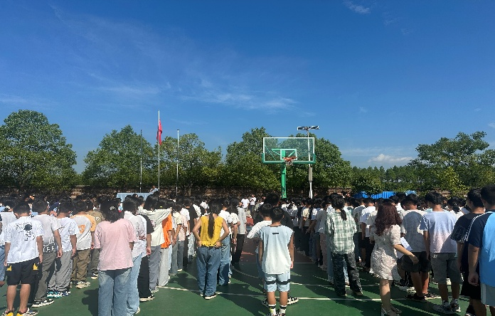 筑牢青春防线 法治阳光护航