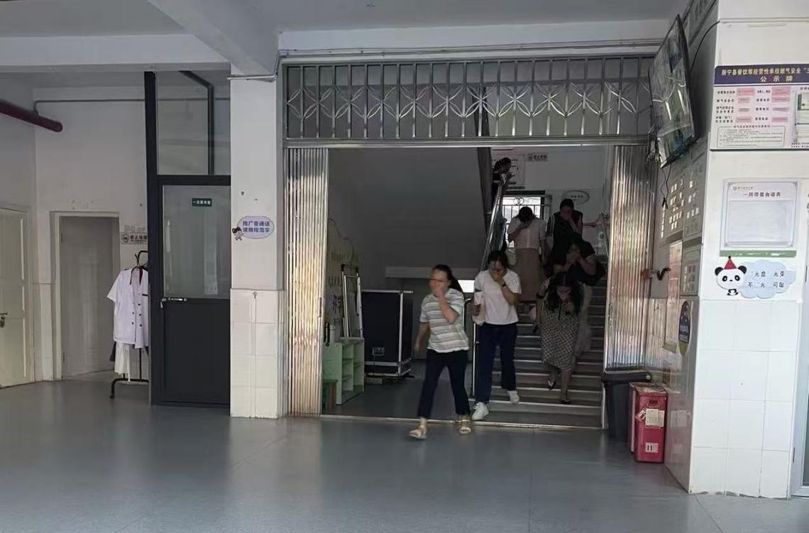 新宁县幼儿园开展消防安全培训与应急疏散演练