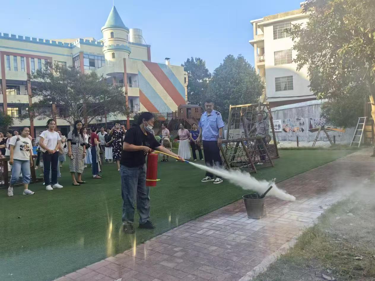 新宁县幼儿园开展消防安全培训与应急疏散演练