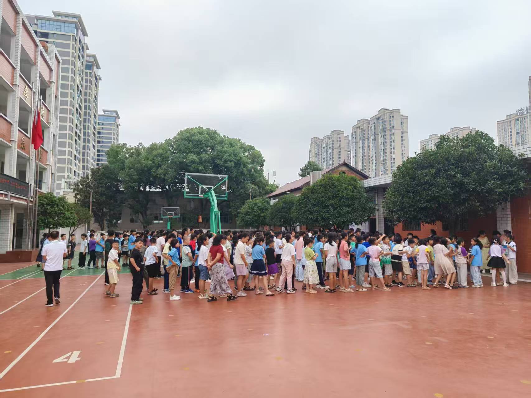 北塔区状元教育集团北塔小学开展秋季紧急疏散演练 筑牢校园安全防线