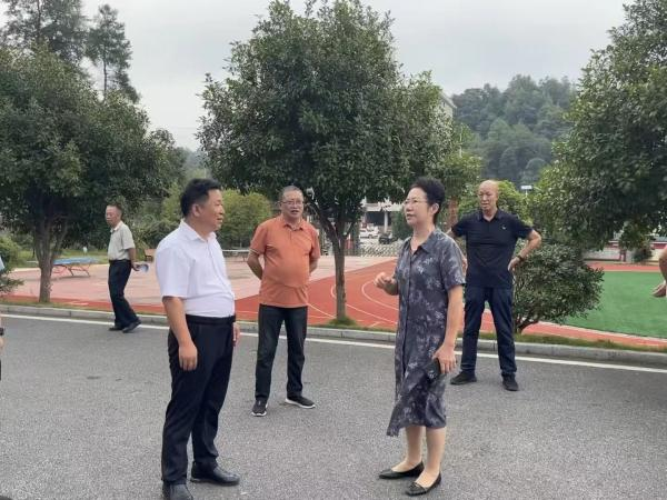 红领巾系深情 爱心暖校园