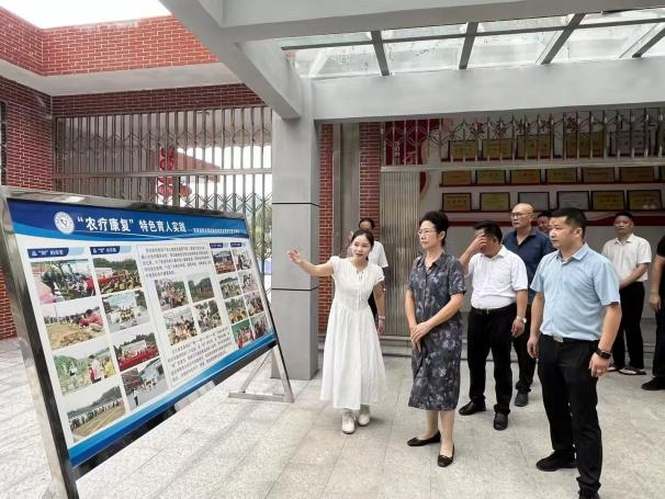 红领巾系深情 爱心暖校园