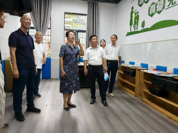 红领巾系深情 爱心暖校园