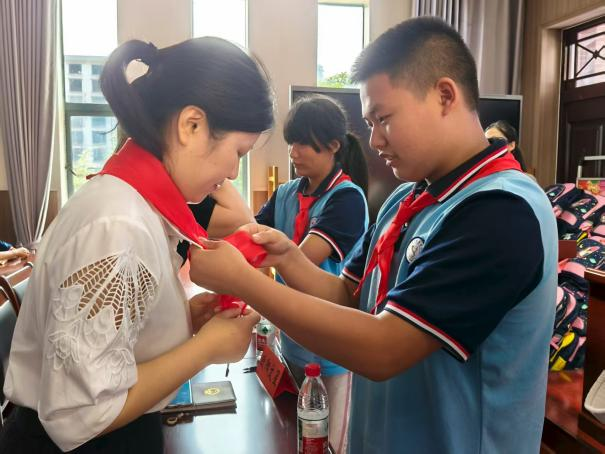 红领巾系深情 爱心暖校园