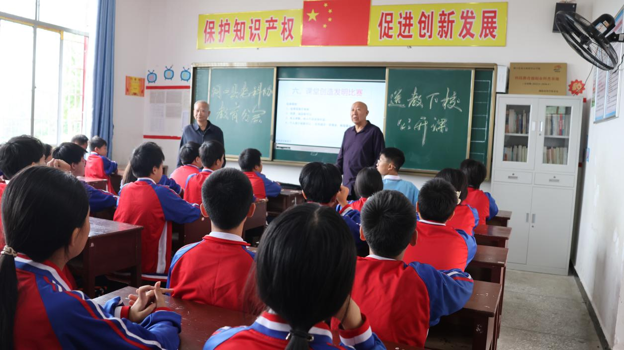 科普进校园！洞口县老科协讲师团为花古中学学子播下科学种子