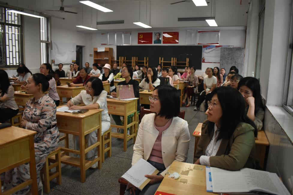 隆回二中：高三备课组长向各科全体教师讲解“高考经”