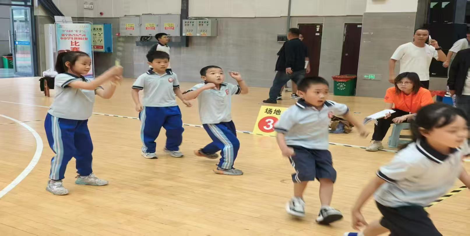 绳舞飞扬展风采，藕塘学子创佳绩