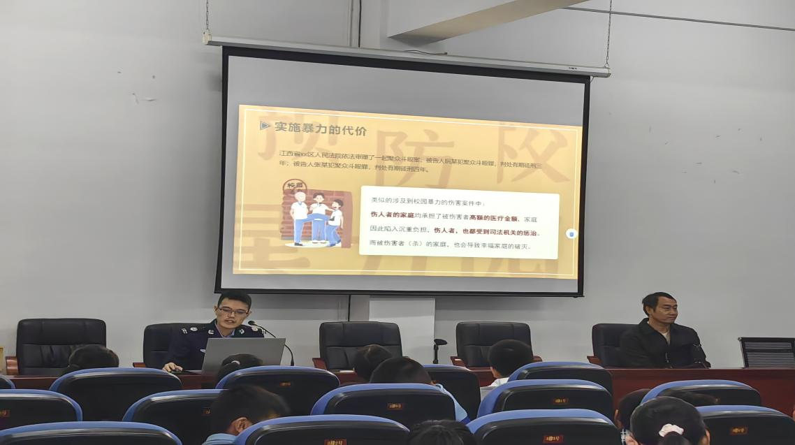 法治阳光照校园  护航青春助成长