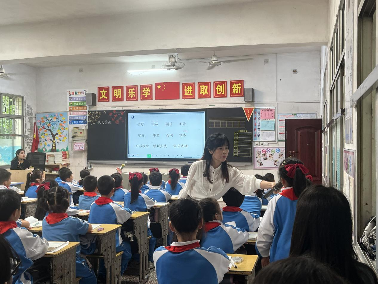 邵东市城区二小举办教学开放日