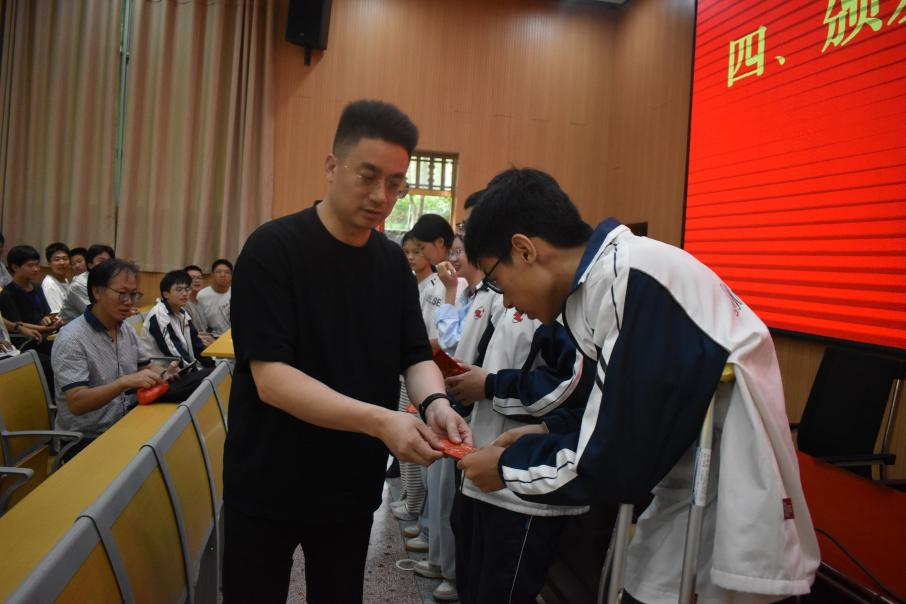 社会贤达欧阳伦捐资100万助力隆回二中师生