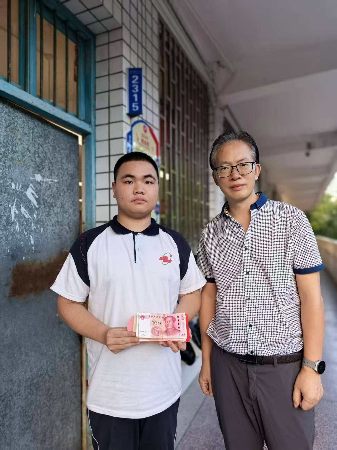 社会贤达欧阳伦捐资100万助力隆回二中师生