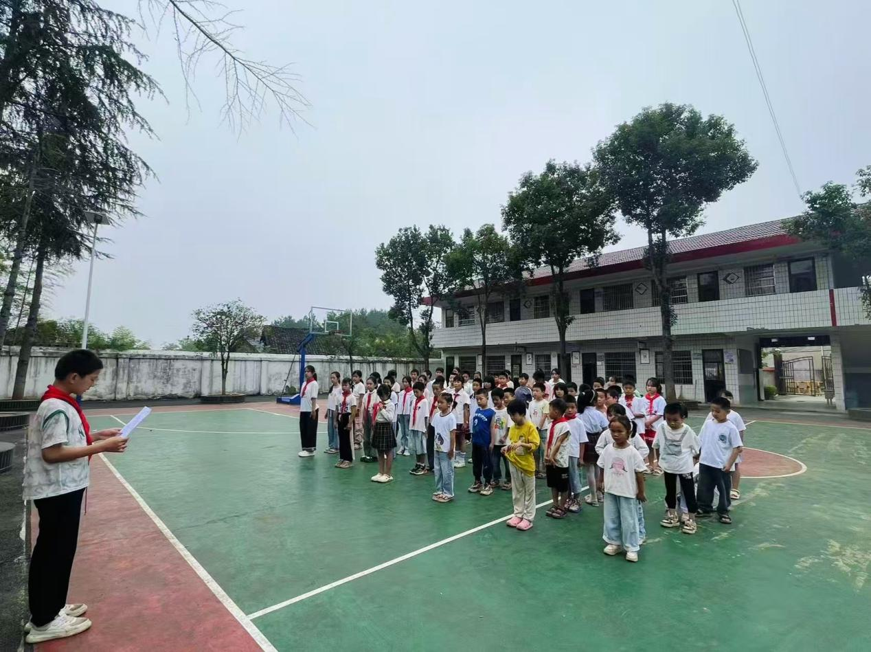 童心映国旗，家国情更浓