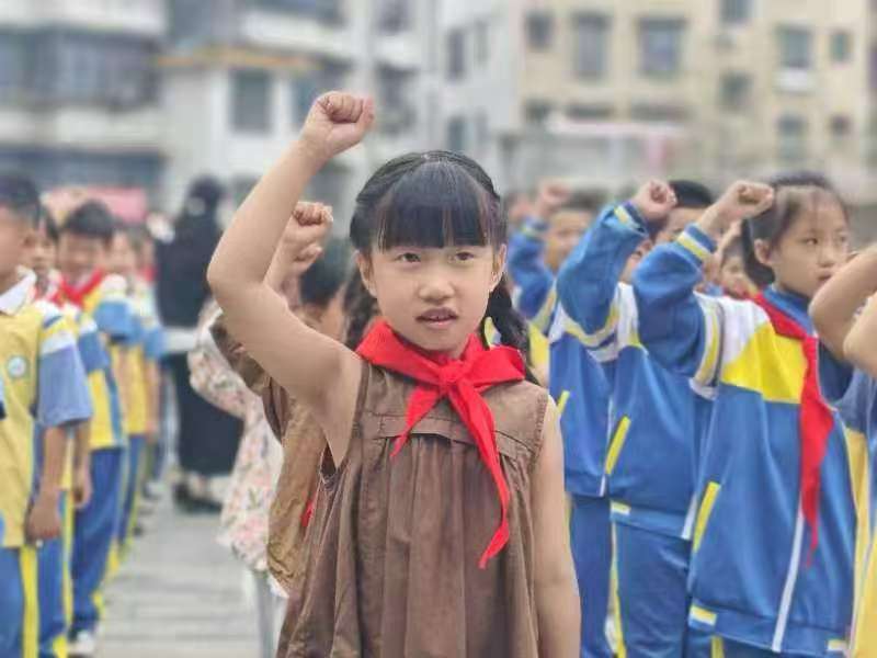 红领巾的第一份重量