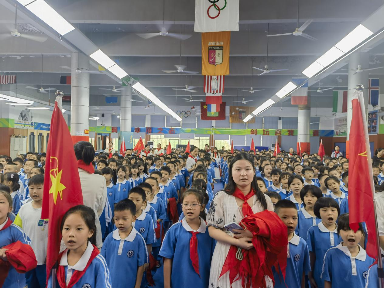 城区二小隆重举行2025年少先队建队日暨新队员入队仪式：强国复兴有我，争当新时代好少年