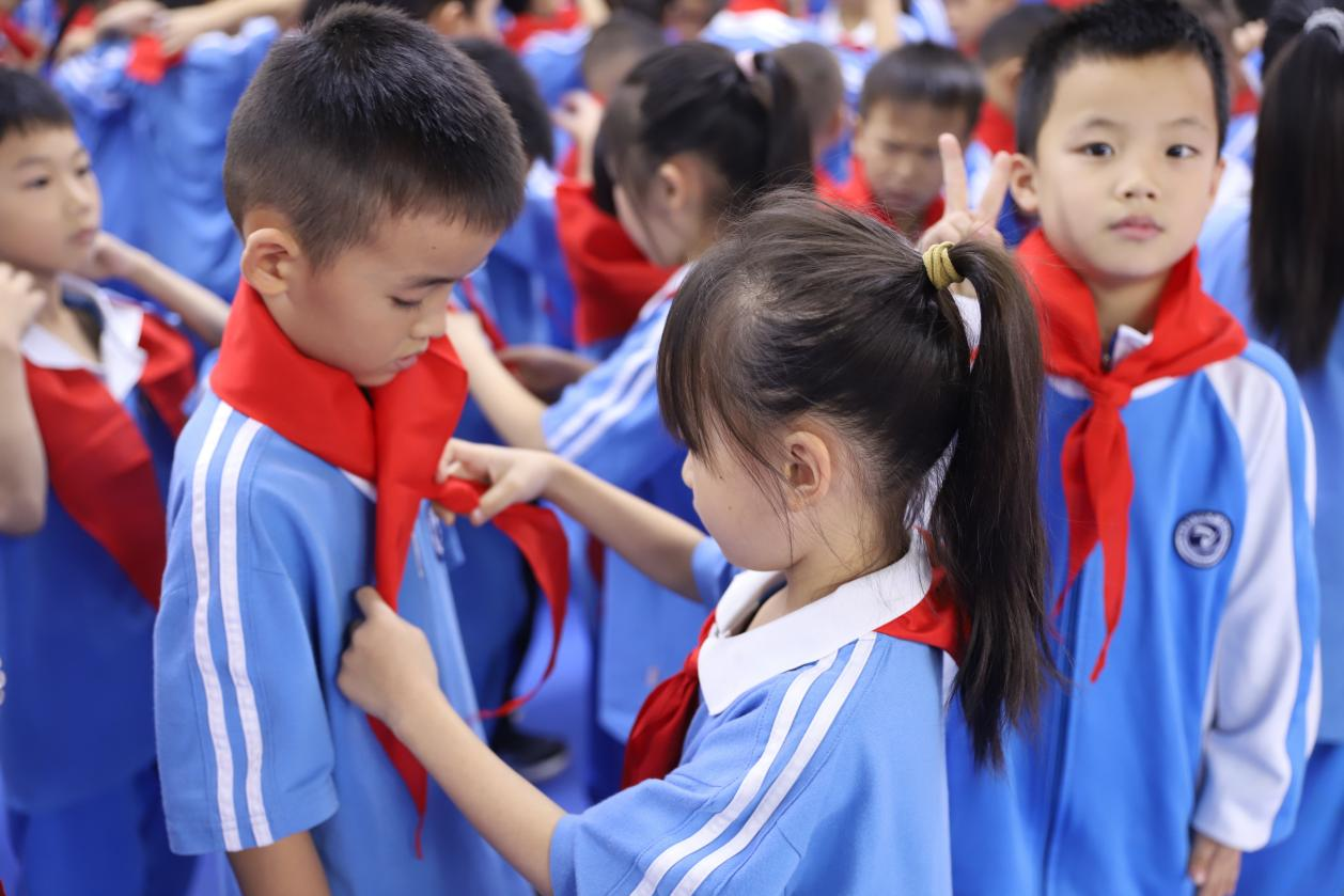 城区二小隆重举行2025年少先队建队日暨新队员入队仪式：强国复兴有我，争当新时代好少年