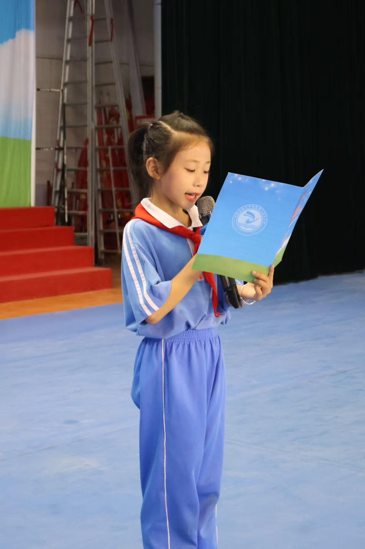 城区二小隆重举行2025年少先队建队日暨新队员入队仪式：强国复兴有我，争当新时代好少年