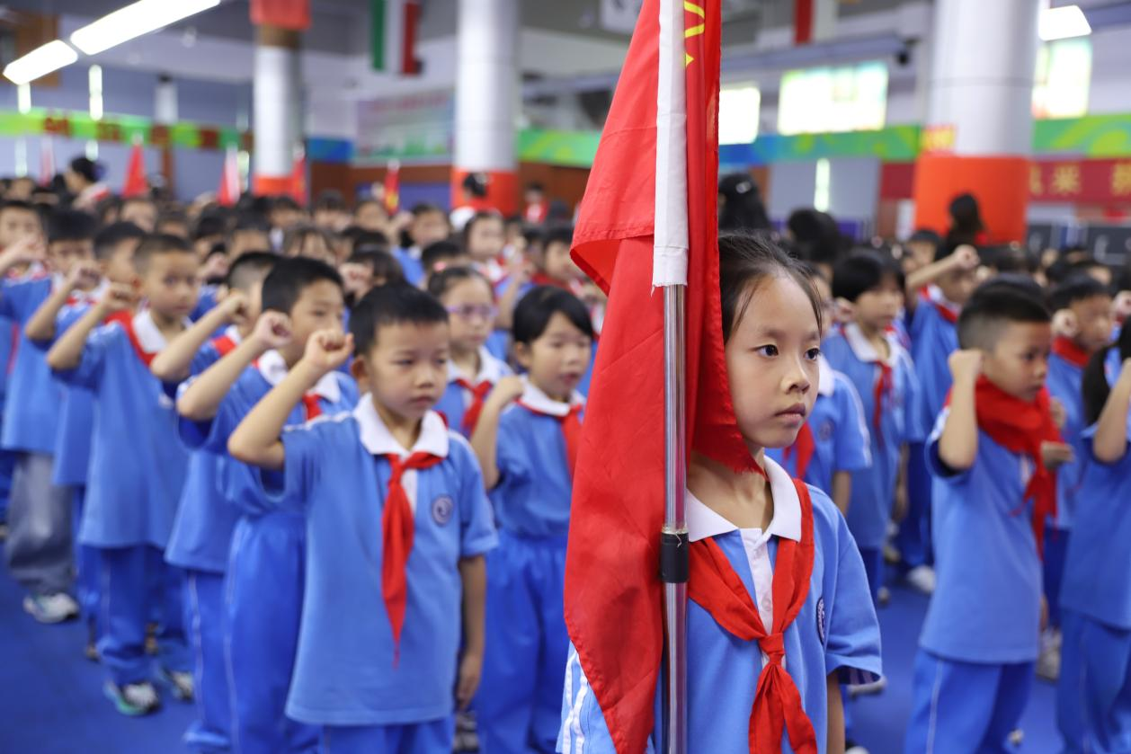 城区二小隆重举行2025年少先队建队日暨新队员入队仪式：强国复兴有我，争当新时代好少年