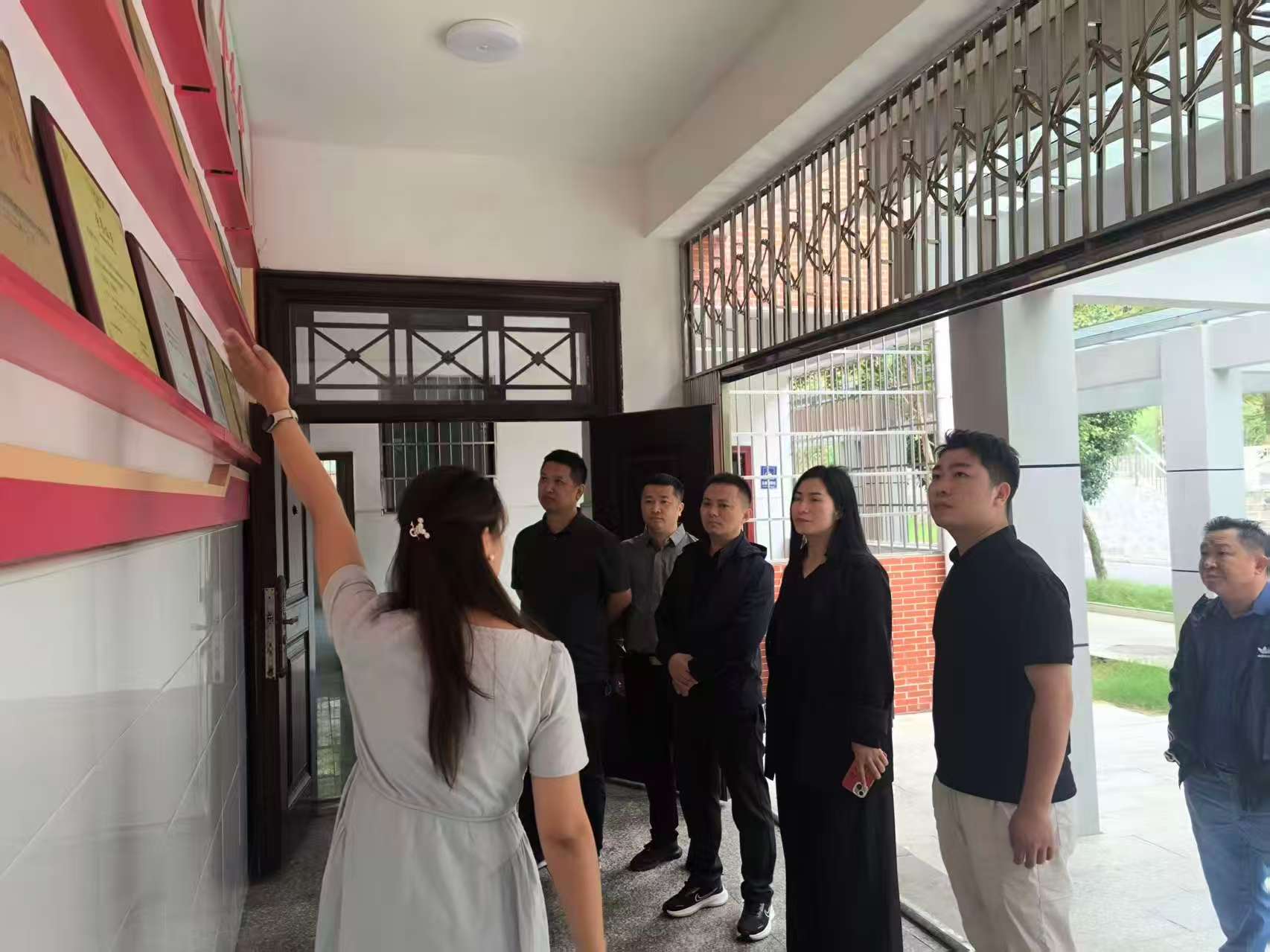 邵阳市嘴莫停餐饮有限公司与邵阳名匠 家装有限公司向邵阳县特校捐赠善款 助力特殊儿童快乐成长