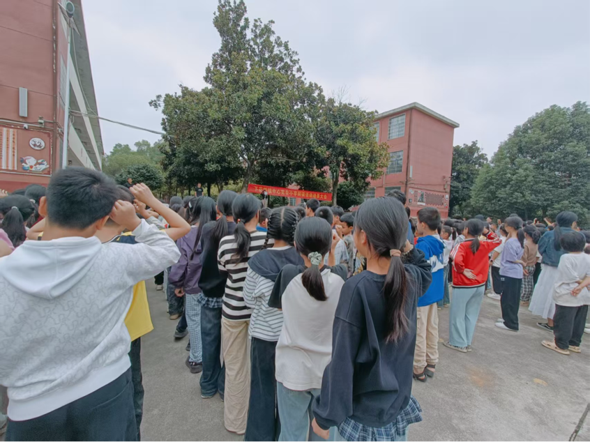 下花桥镇中心完小举行“书香润泽心灵，阅读点亮人生”学生动员会