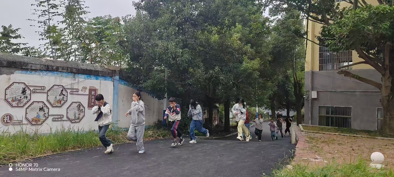 黄塘初级中学开展消防应急疏散演练