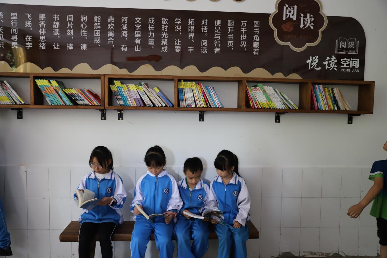 城区二小“阅见星辰”读书角正式开放，邀你共赴书香！