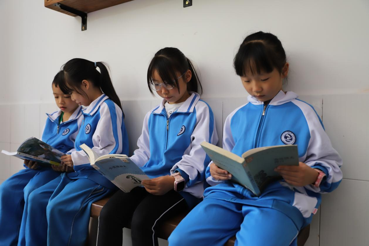 城区二小“阅见星辰”读书角正式开放，邀你共赴书香！