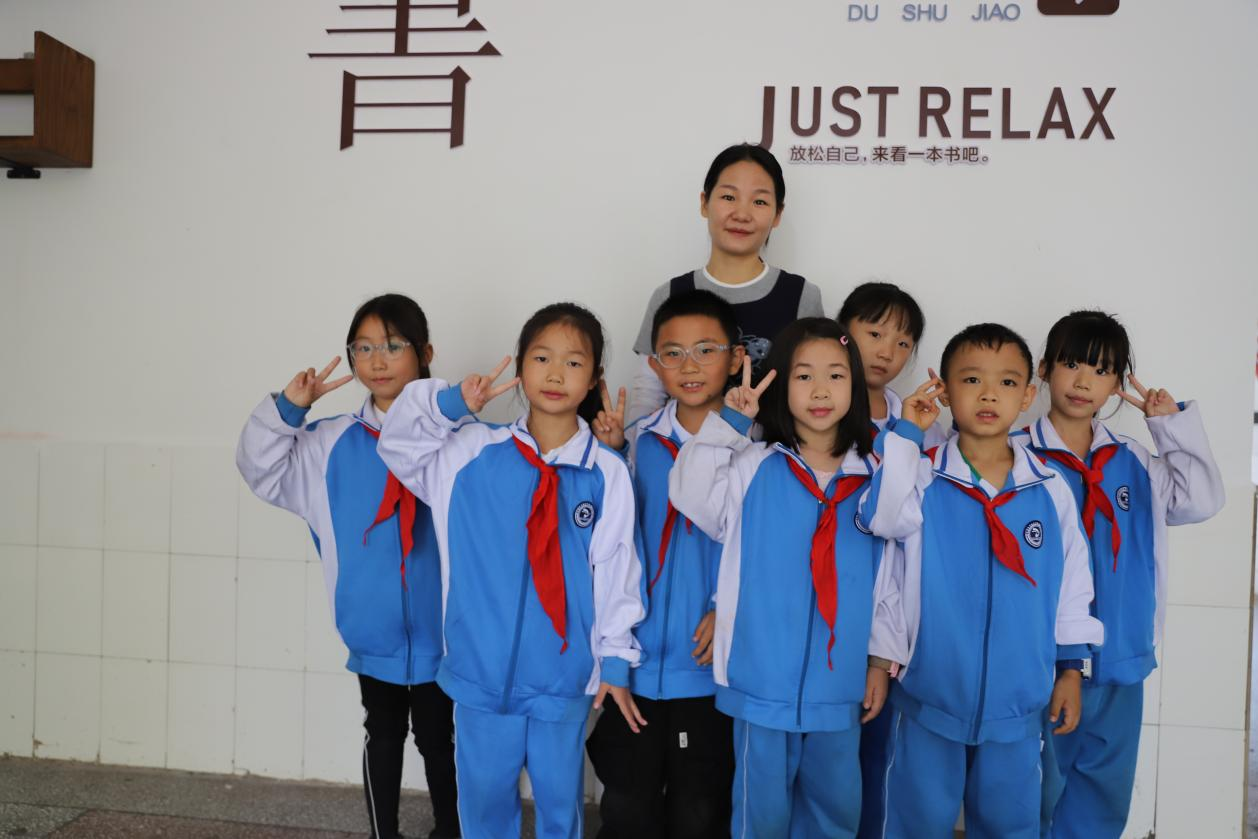 城区二小“阅见星辰”读书角正式开放，邀你共赴书香！