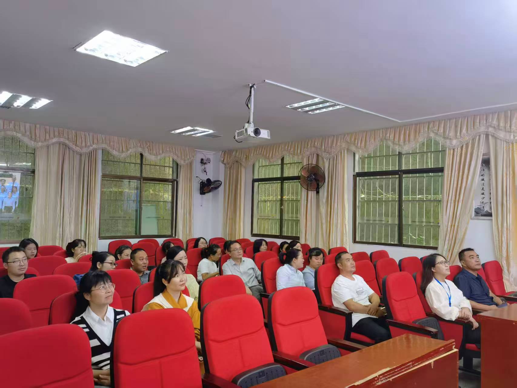 塘渡口镇第二完全小学组织语文教师观摩全国小学语文教师素养展示