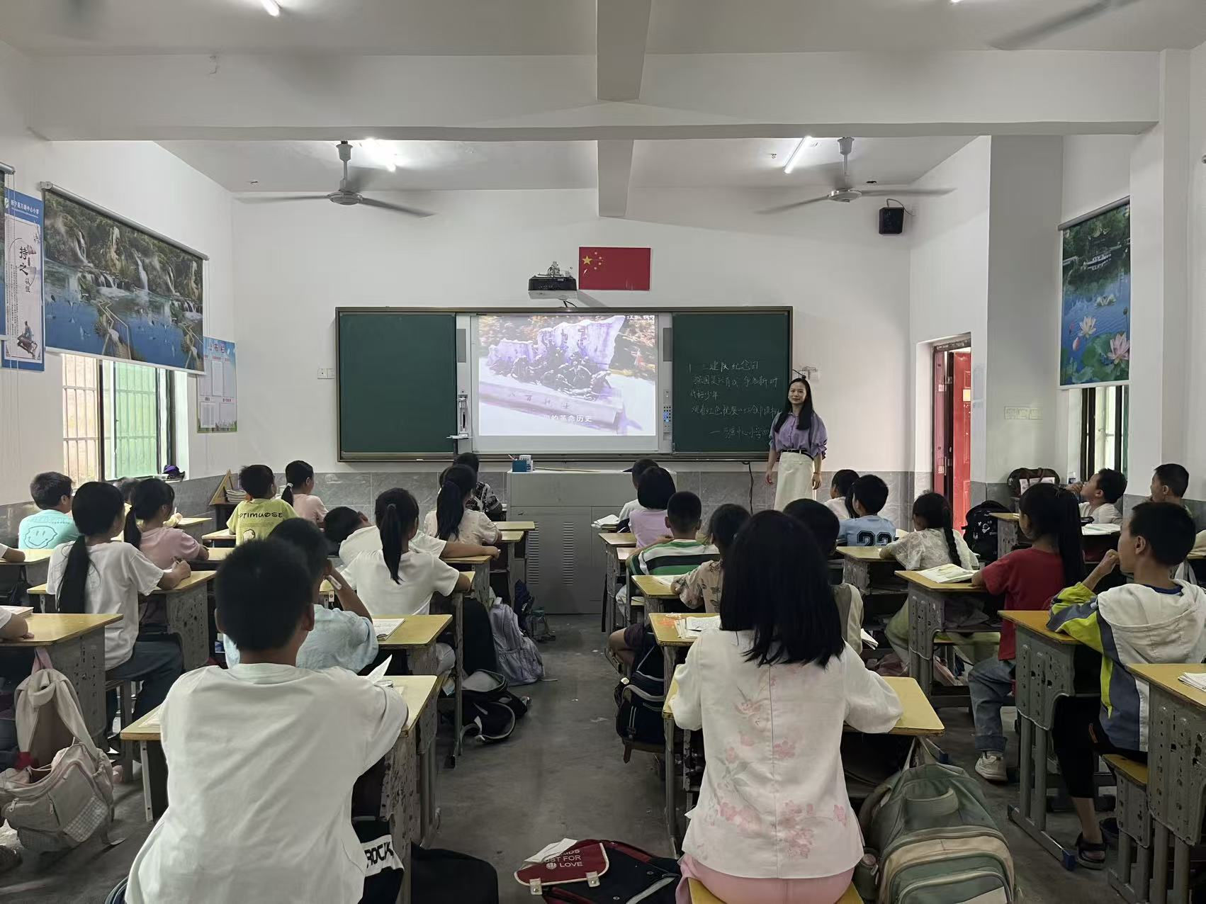 万塘中心小学开展“强国复兴有我，争当新时代好少年”主题班会