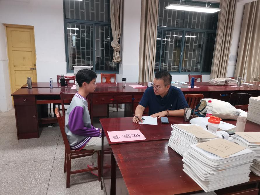 浙江新华爱心基金走访隆回二中珍珠生