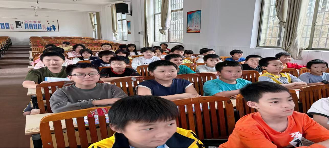 小溪市镇政法委联合派出所进校园开展安全法治讲座