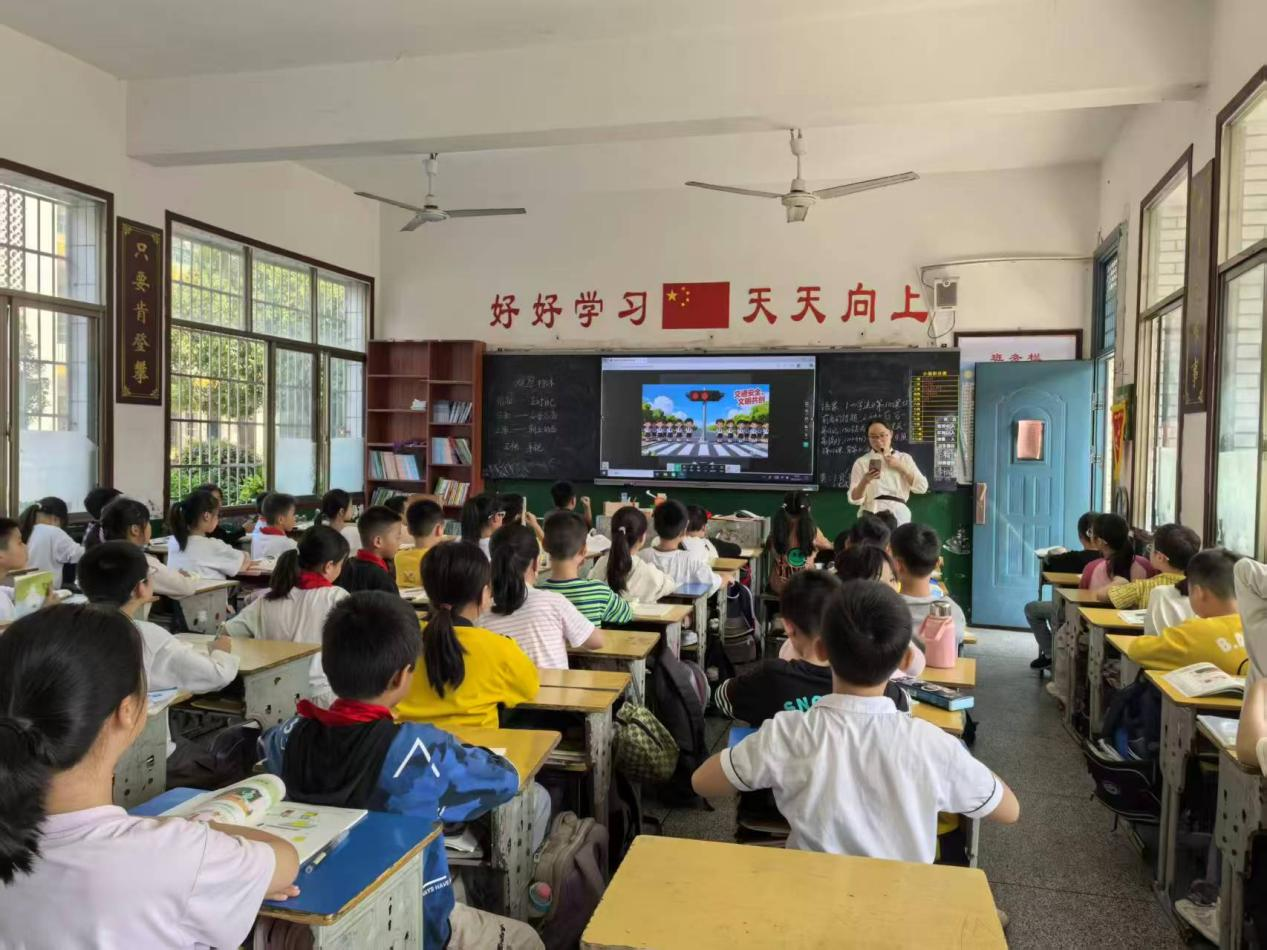 武冈市红星小学开展“交通安全，文明共创”的少先队