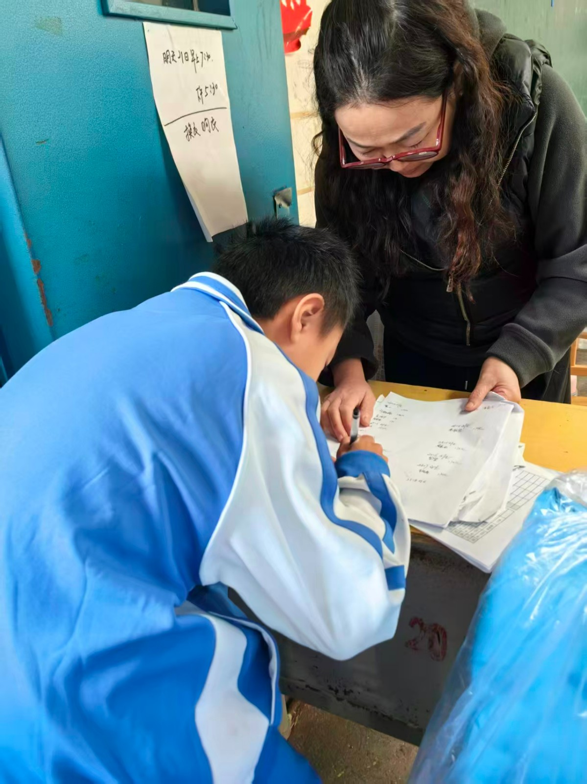 情系贫困学子   爱心校服暖童心