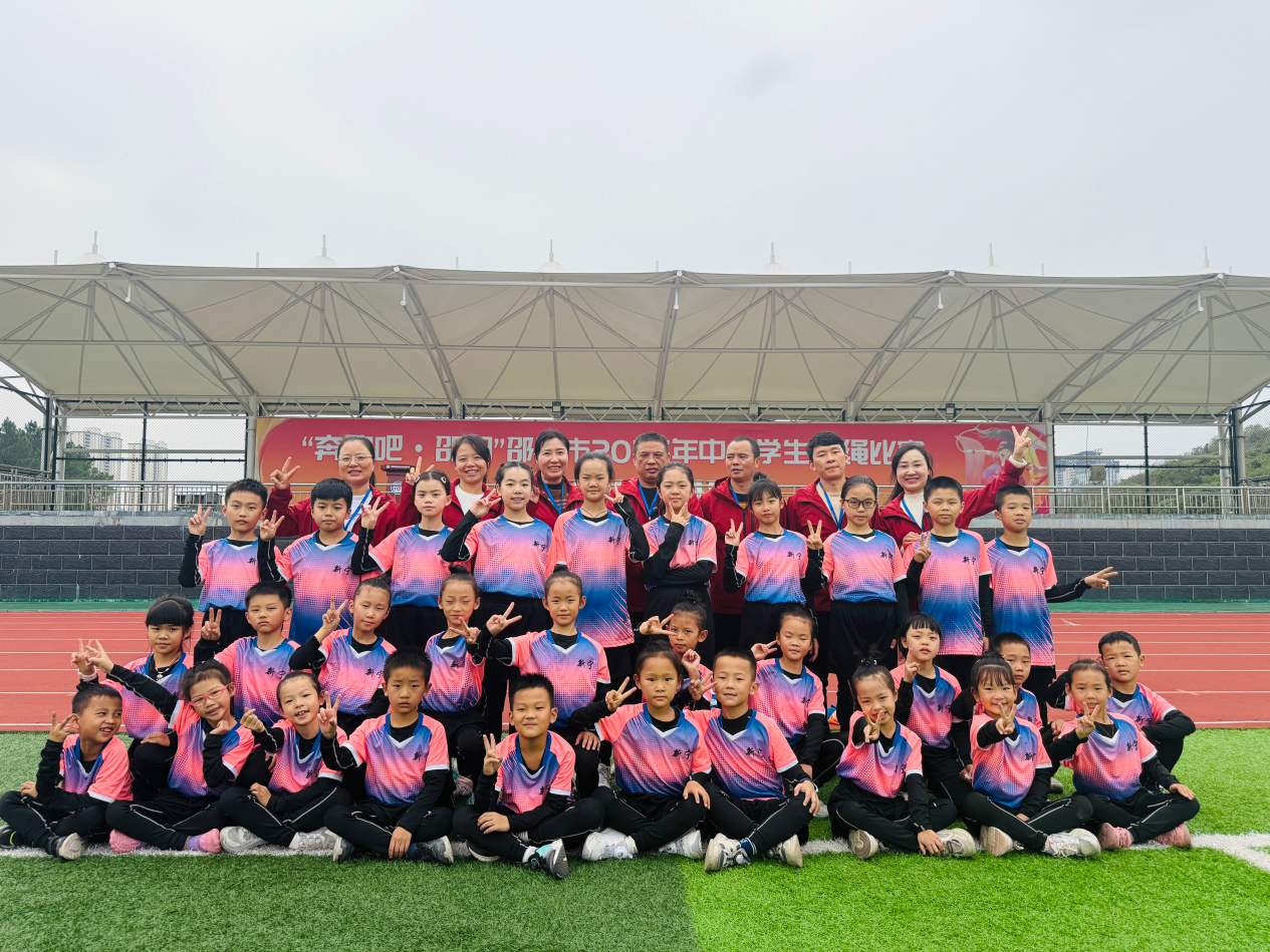 绳舞飞扬展风采，藕小学子绽光芒