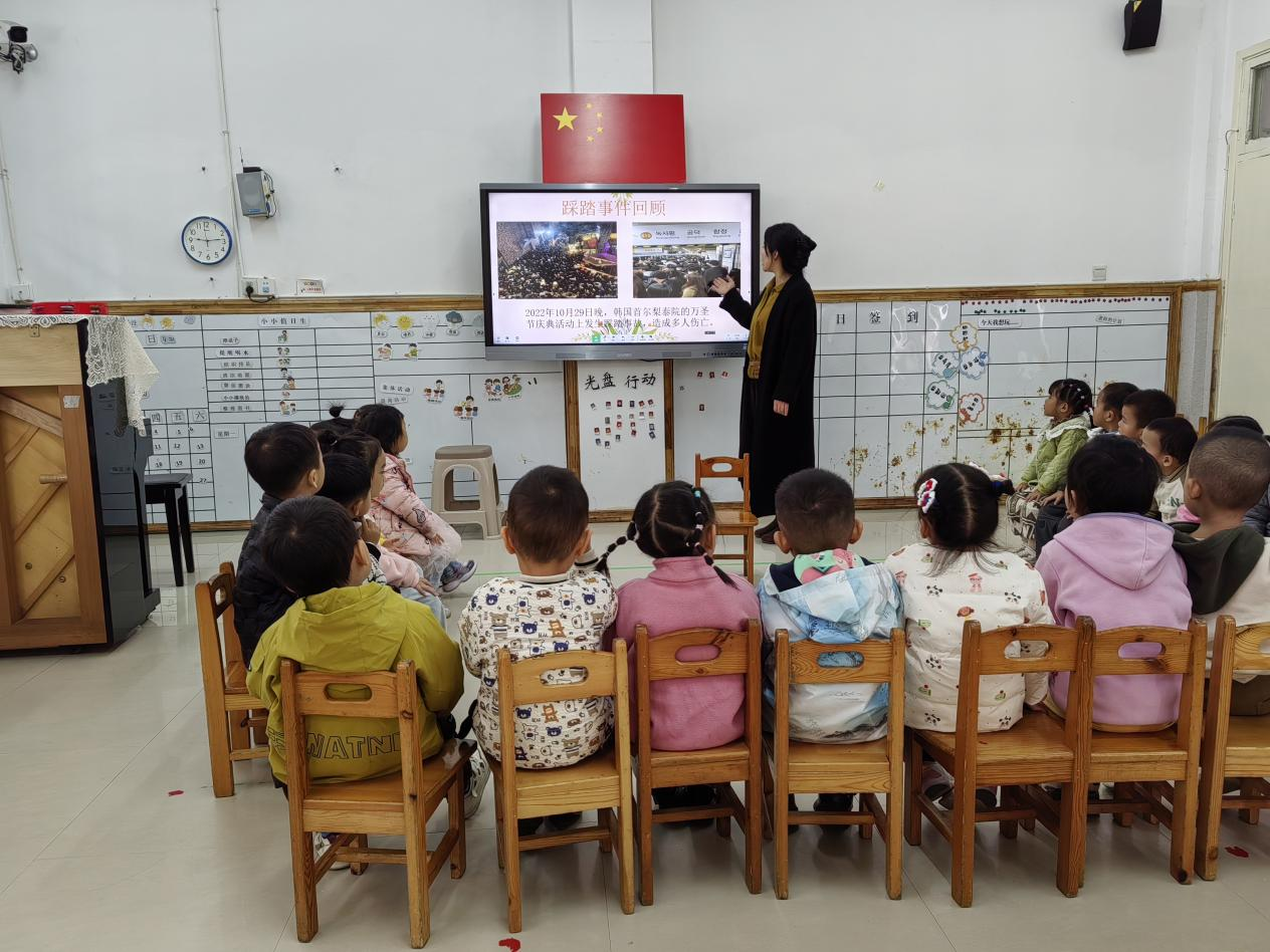 筑牢安全防线：新宁县幼儿园防踩踏演练进行时