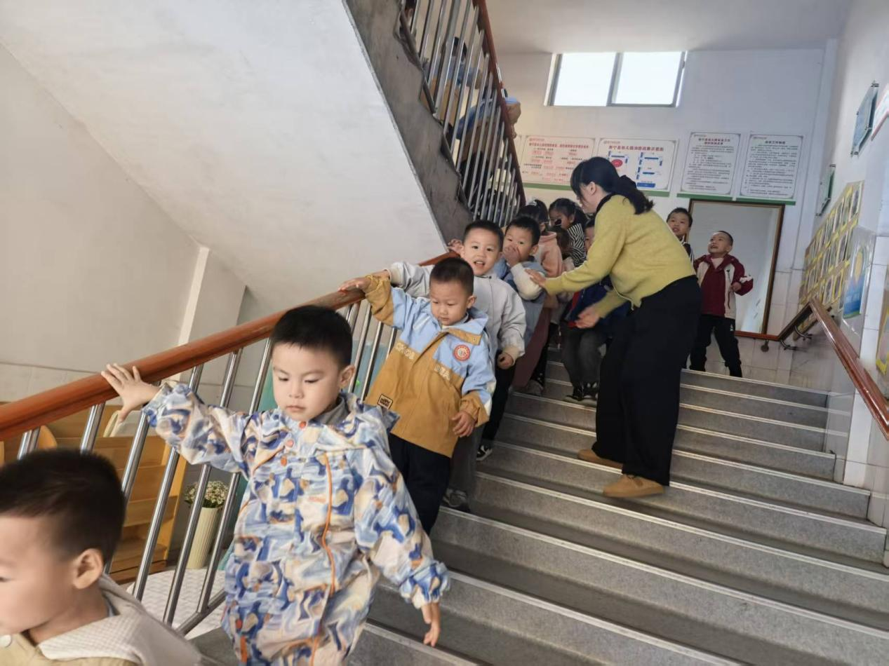 筑牢安全防线：新宁县幼儿园防踩踏演练进行时