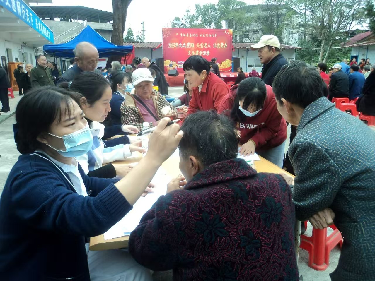  爱洒重阳 邵阳县龙岩社区浓浓敬老情   