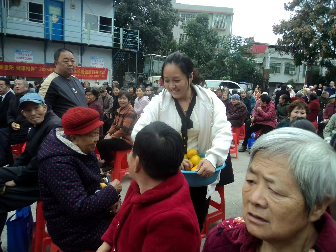  爱洒重阳 邵阳县龙岩社区浓浓敬老情   